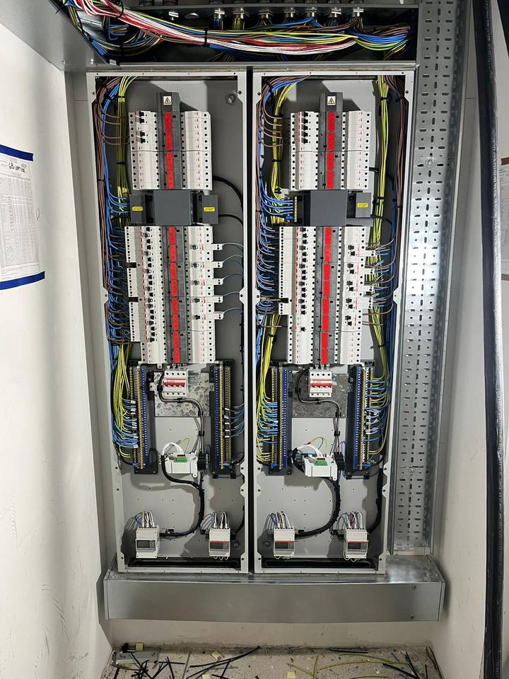 Oriel (Moorfields) Hospital: Three-phase distribution boards dressed and terminated